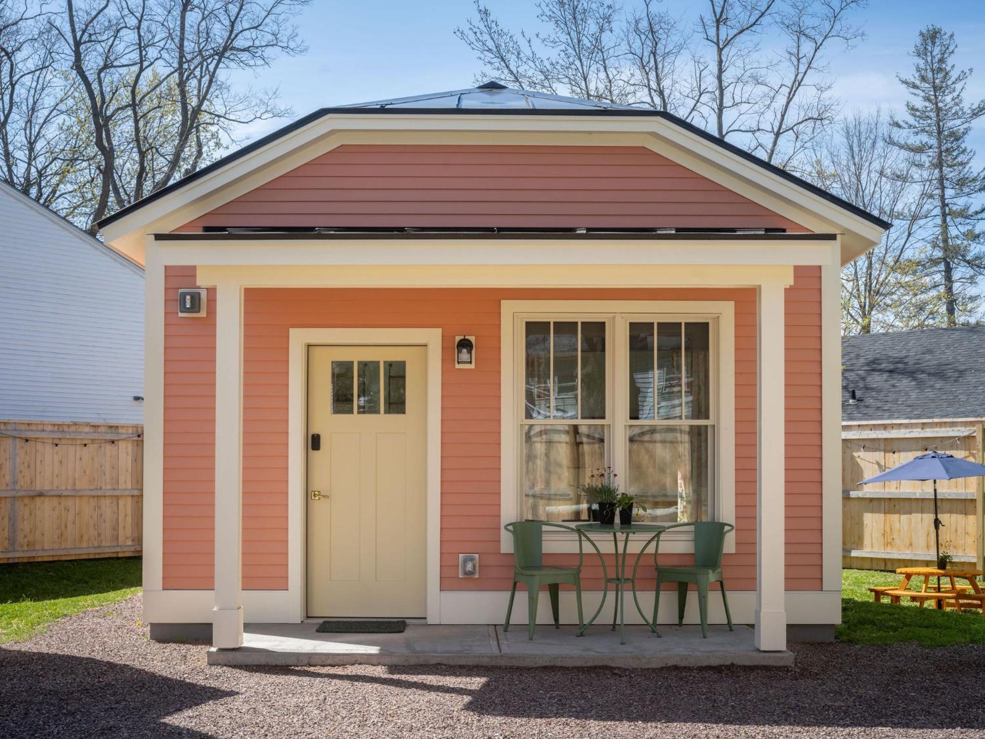 Queen City Bungalow & Cottages Burlington Exterior photo