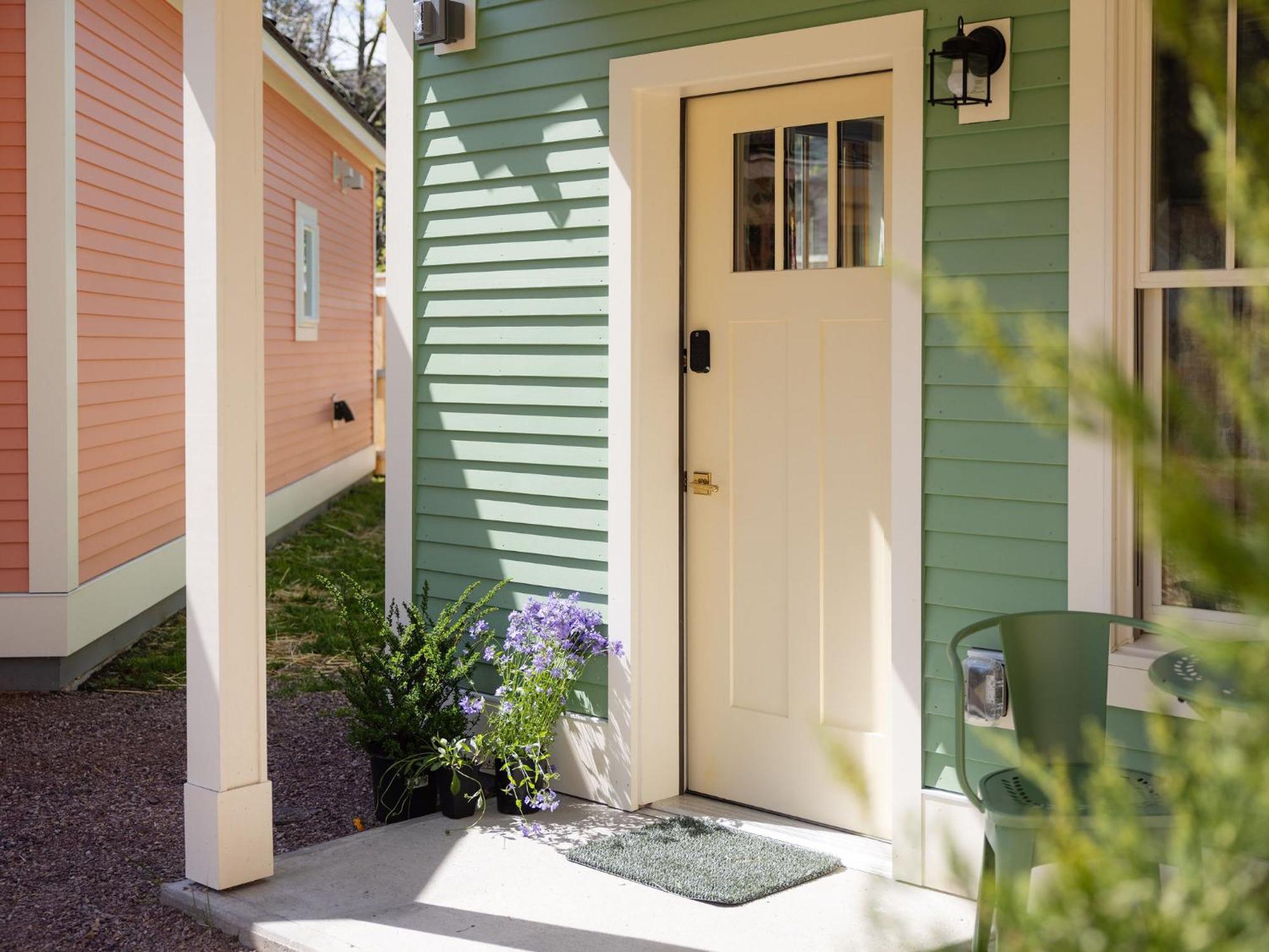 Queen City Bungalow & Cottages Burlington Exterior photo