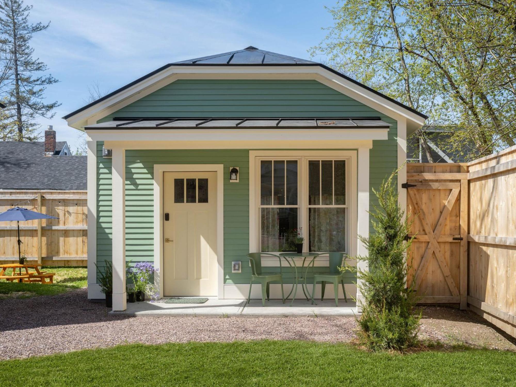 Queen City Bungalow & Cottages Burlington Exterior photo