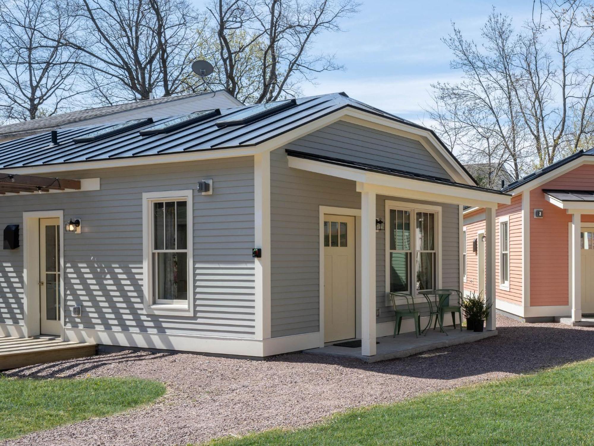 Queen City Bungalow & Cottages Burlington Exterior photo