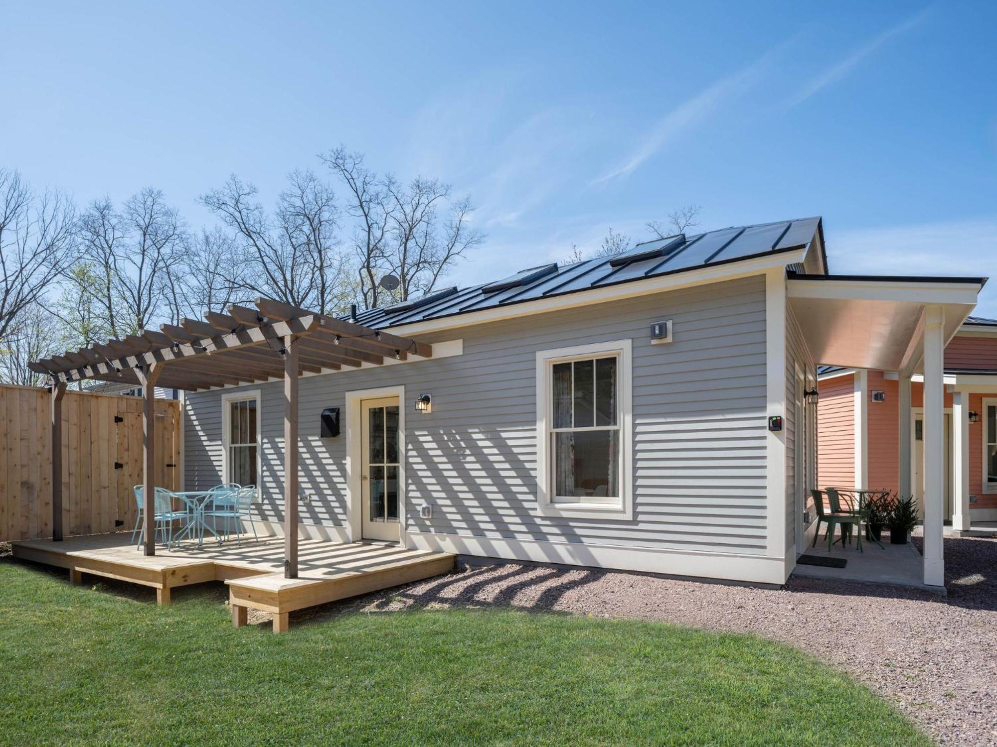 Queen City Bungalow & Cottages Burlington Exterior photo