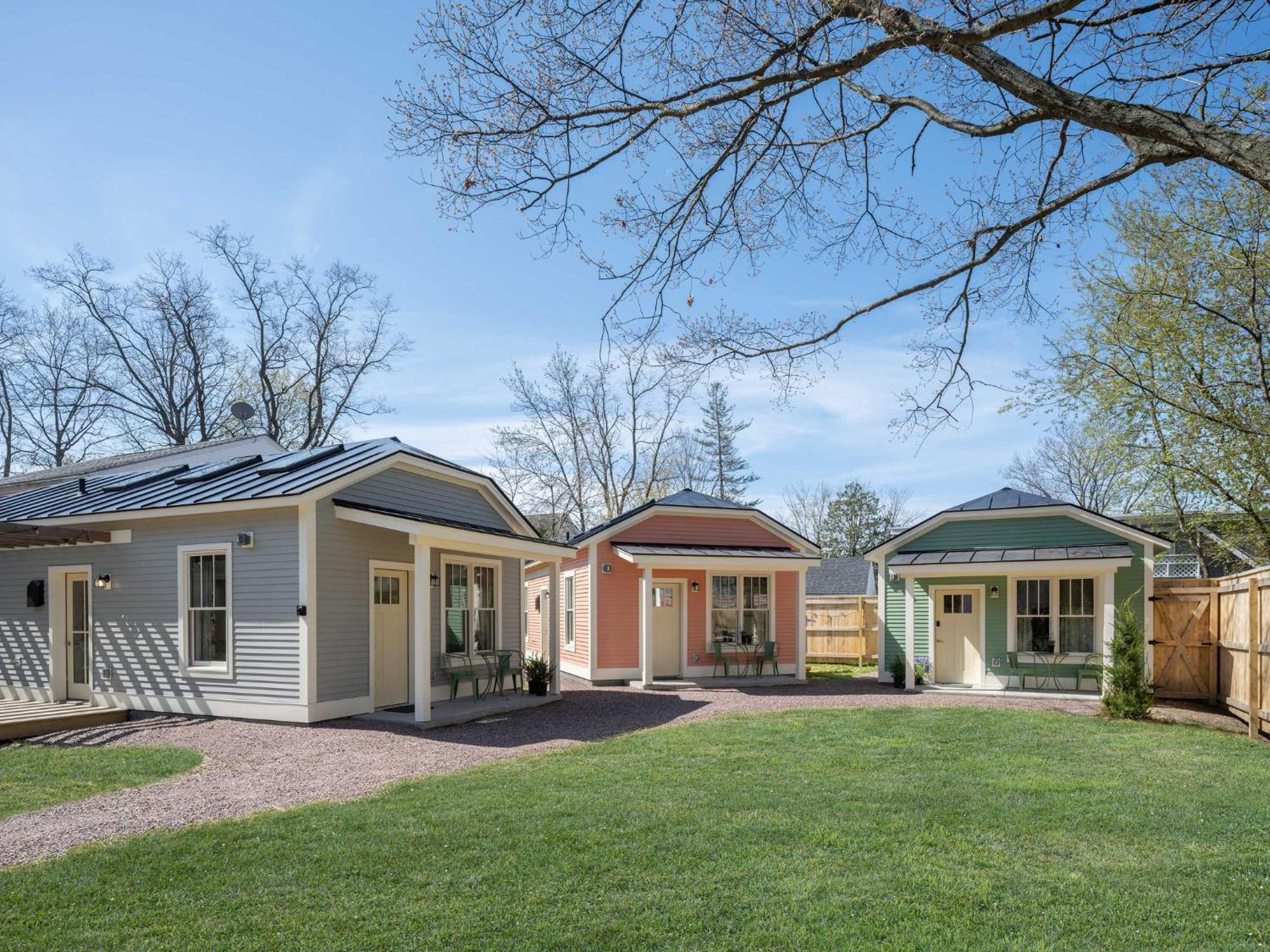 Queen City Bungalow & Cottages Burlington Exterior photo