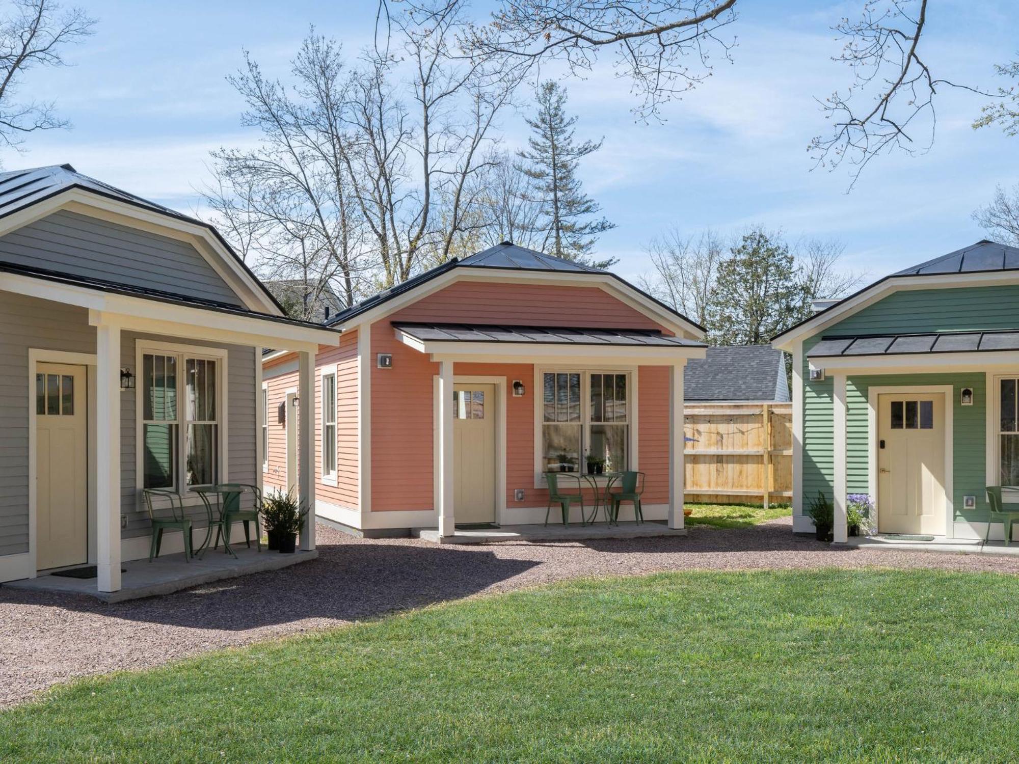 Queen City Bungalow & Cottages Burlington Exterior photo